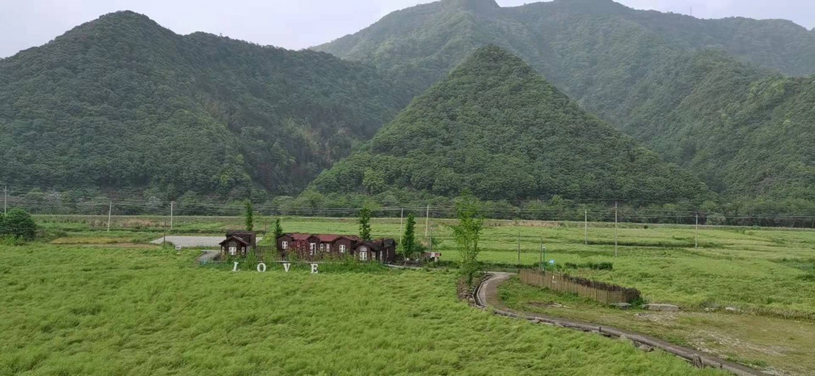 火形山就是指山峰尖削的像火焰似的山,现实中基本上成三角形的山就是