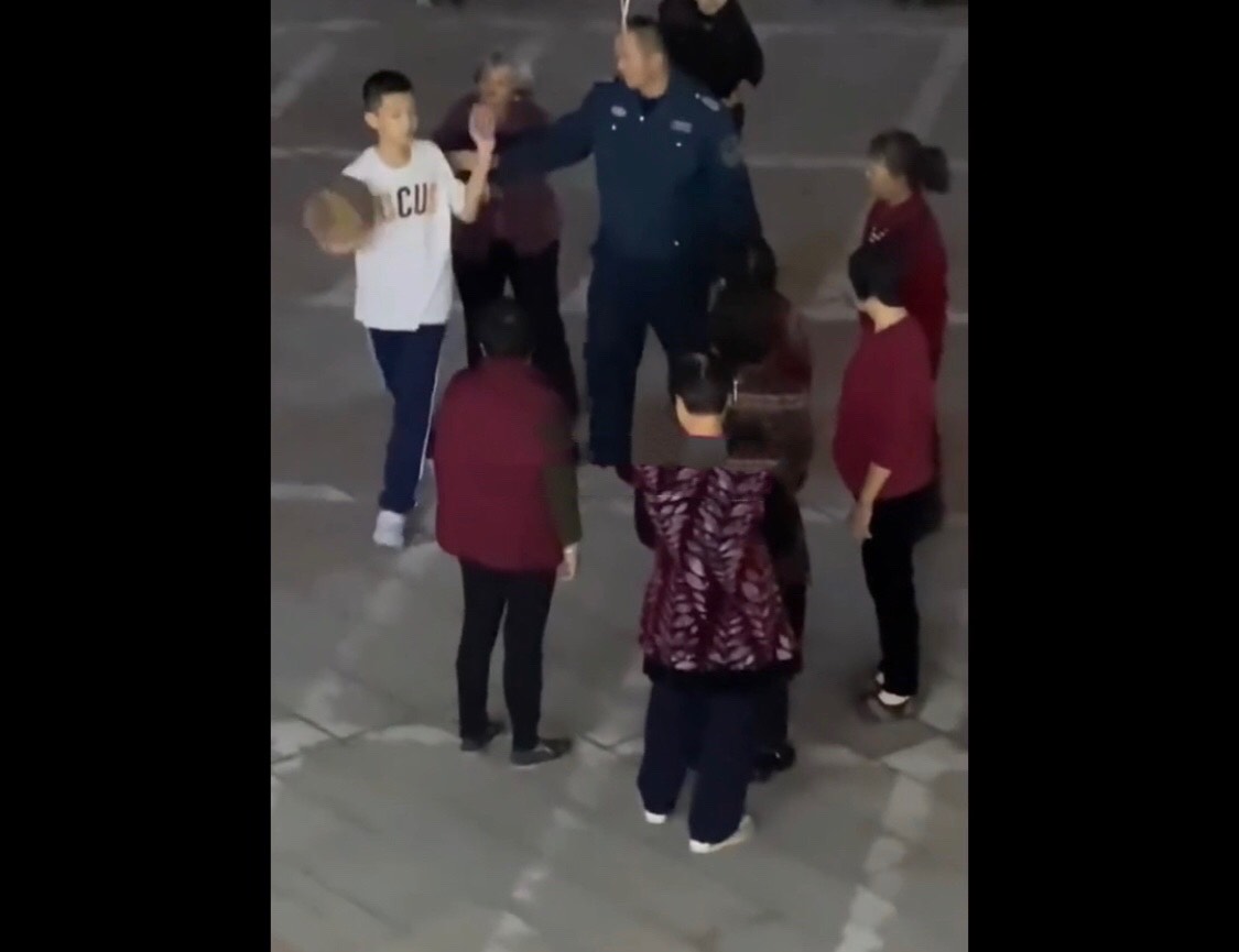 小伙子大妈篮球场（大妈与打篮球小伙争场地爆发冲突） 小伙子大妈篮球场（大妈与打篮球小伙争园地
发作
辩论
）《大妈与打篮球小伙争场地爆发冲突》 篮球资讯