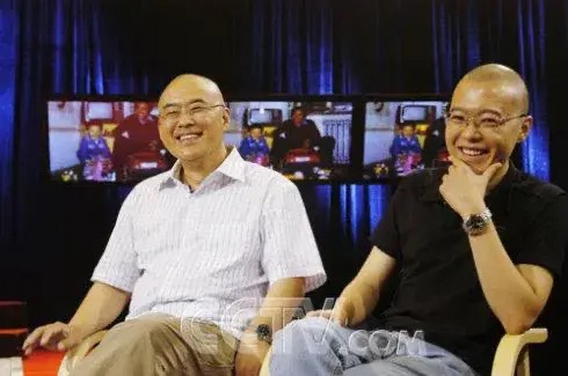 1995年,读小学的郑亚旗问郑渊洁要18元钱打预防针,郑渊洁查明原由后不