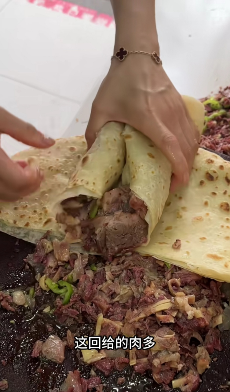 吃这家的大饼卷肉,给卷这么多肉,真实惠!