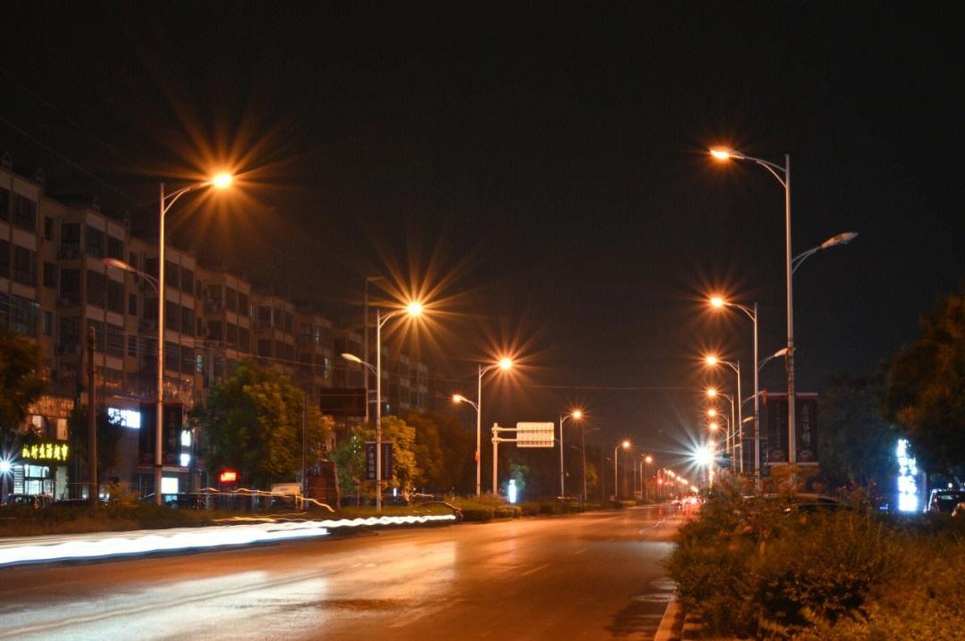 深夜,回家路上碰到一对老人和小女孩.