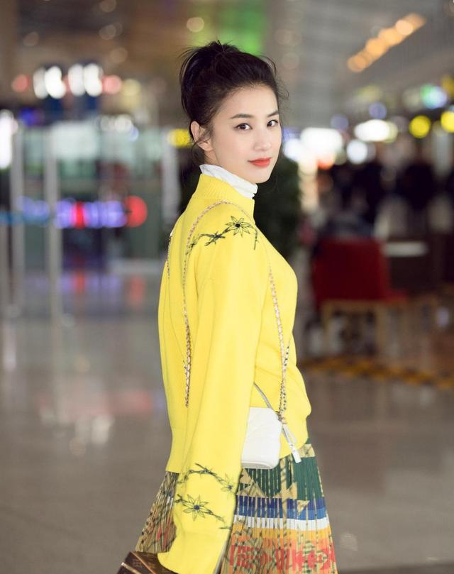 黄圣依黄色针织衫配半身裙,高扎丸子头尽显活力,美得令人心动