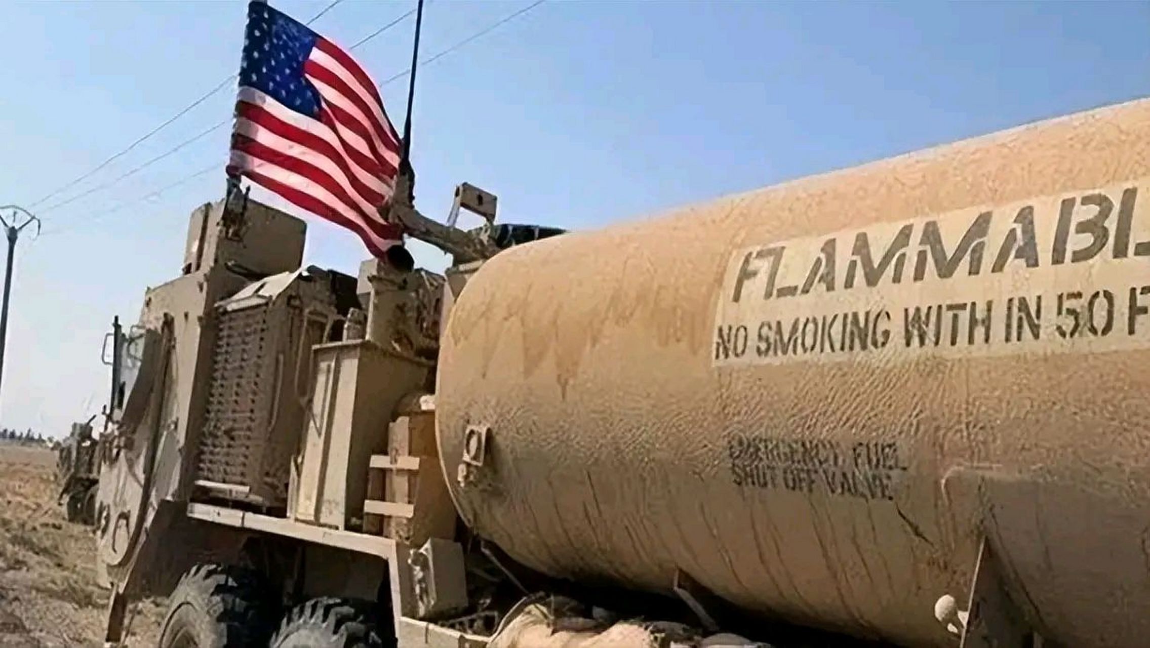 美国在叙利亚的非法驻军在当天,再次出动44辆油罐车,偷了数百吨石油往