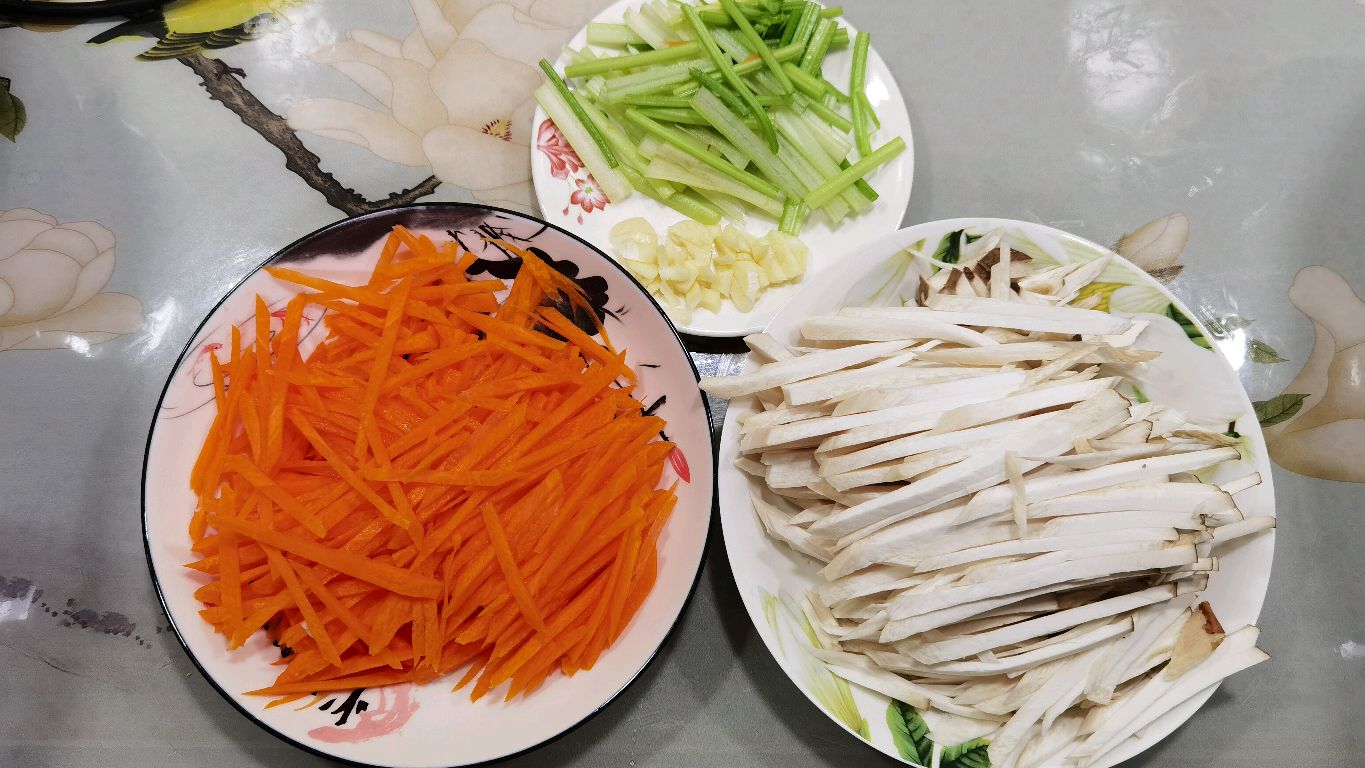 炒三丝:胡萝卜丝、杏鲍菇丝、芹菜丝,三丝搭配有很好的食疗作用
