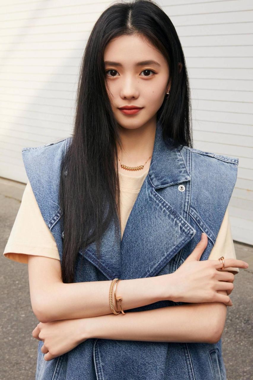 刘浩存晒牛仔马甲造型写真 甜美可人,青春靓丽美少女