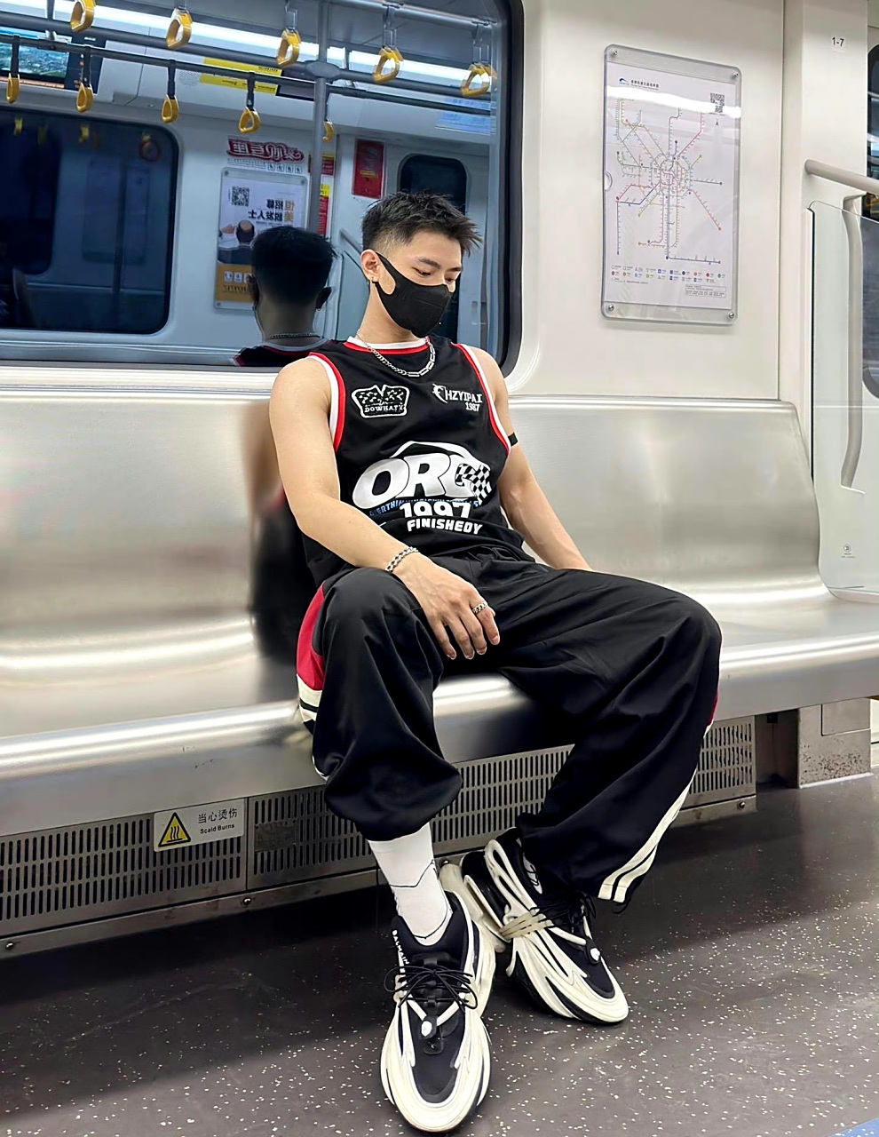 地铁抓拍帅哥,白净帅气惹人爱#帅哥