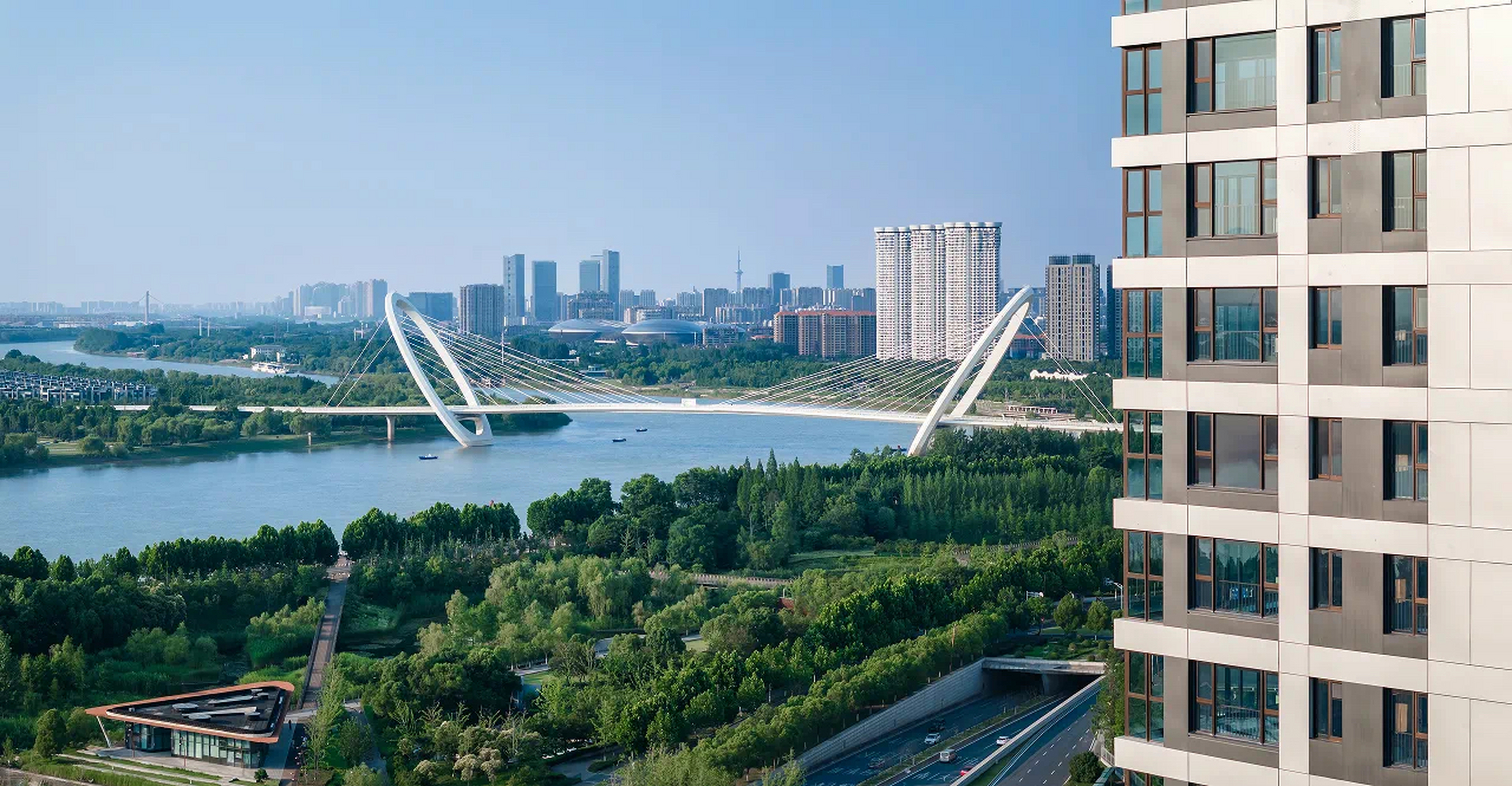 万科·翡翠滨江的窗外,是仁恒湾四的"同款",南京近20年现代化与辜际