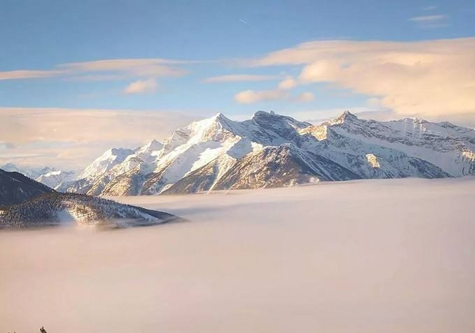 学了个新名词:粉雪 powder snow,又称粉末雪,干粒雪,处女雪.