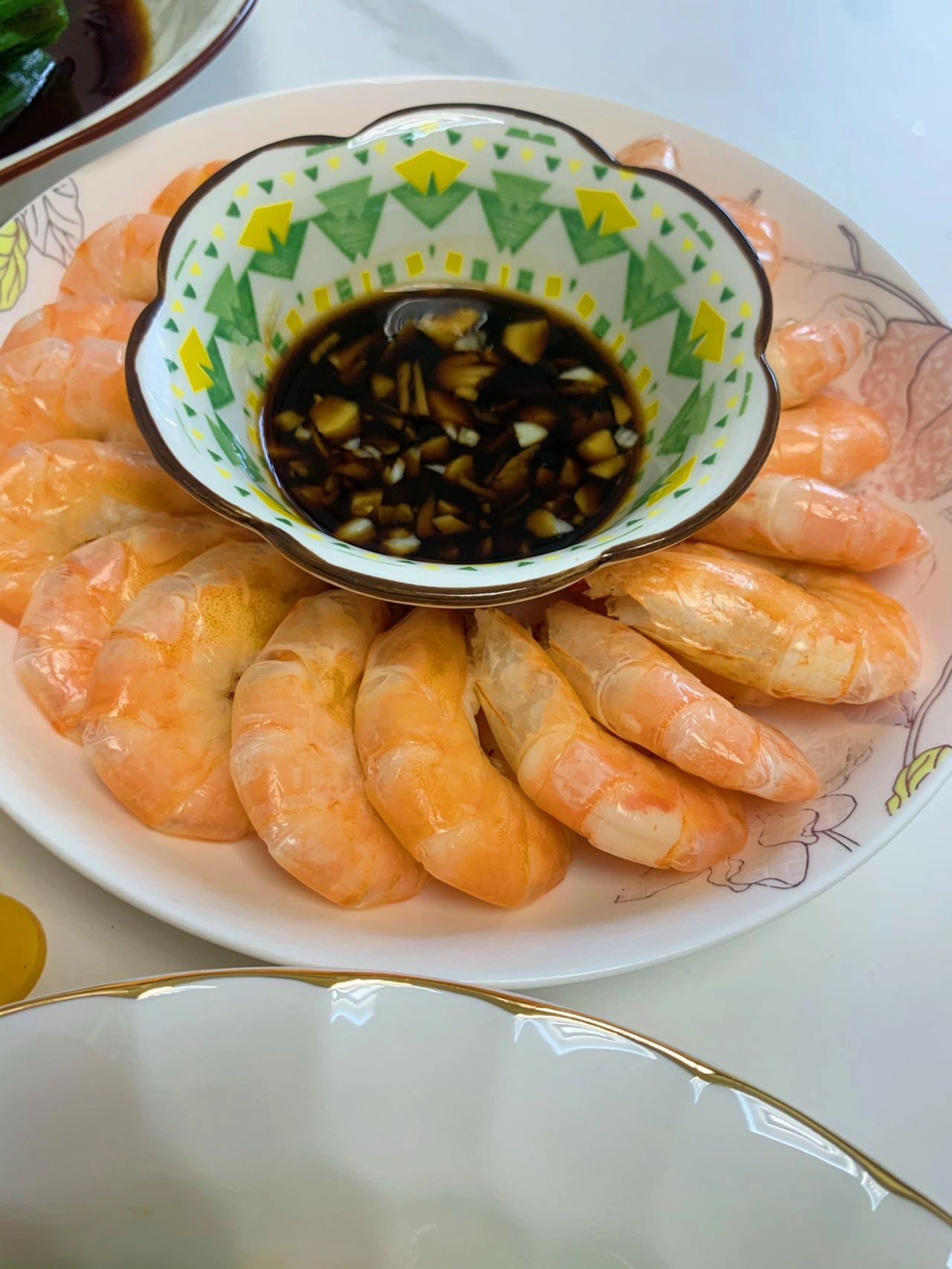 胡萝卜3元 2排骨山药玉米大概35元 3毛豆豆腐干5元 4鲈鱼30元 5虾