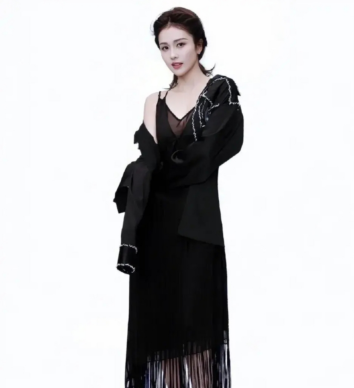 白鹿[送心][送心][撒花]穿睡衣礼服,性感美丽,性感时尚给人一种神秘感