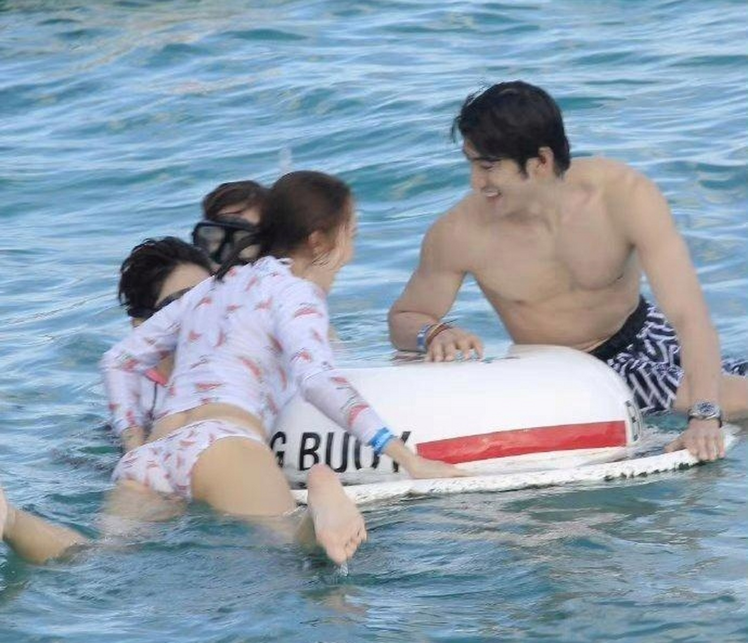 金晨平时看起来是个气质女星,没想到穿上比基尼这么性感豪放,挺纺的