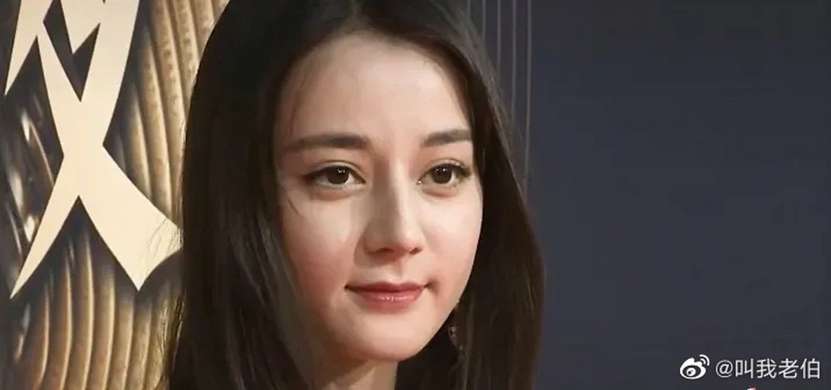 以前的迪丽热巴脸上还带着点婴儿肥,天真可爱又艳丽,现在脸越来越精致