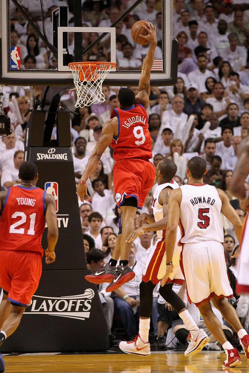 费城76人红色球衣:巴克利 布兰顿 伊戈达拉