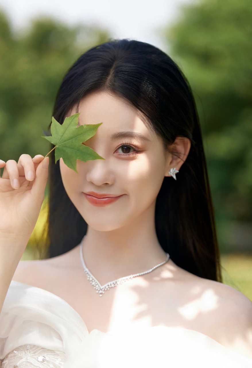 祝绪丹# 一袭抹胸刺绣白色连衣裙,貌美如花的脸蛋儿,眸中带笑,婀娜