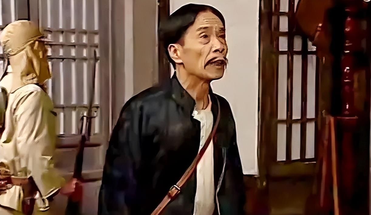 跑龙套没工钱,搓澡工成了"贾队长",金牌反派颜冠英背后故事