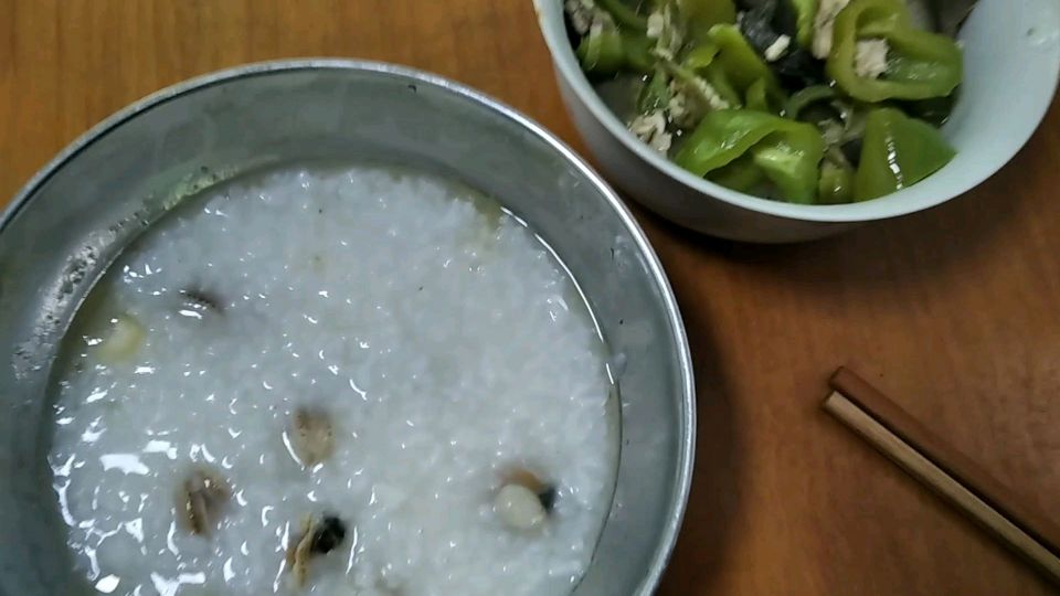 青椒豆腐茄子炒一炒,伴着扇贝粥,美味好吃不贵!