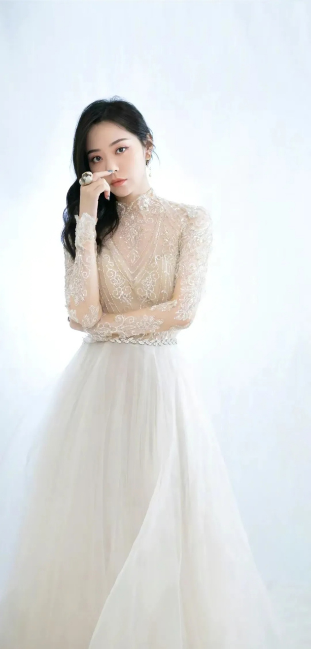 花纹连衣裙风情万种迷人妩媚动人成熟女人味十足姐姐真漂亮 张靓颖!