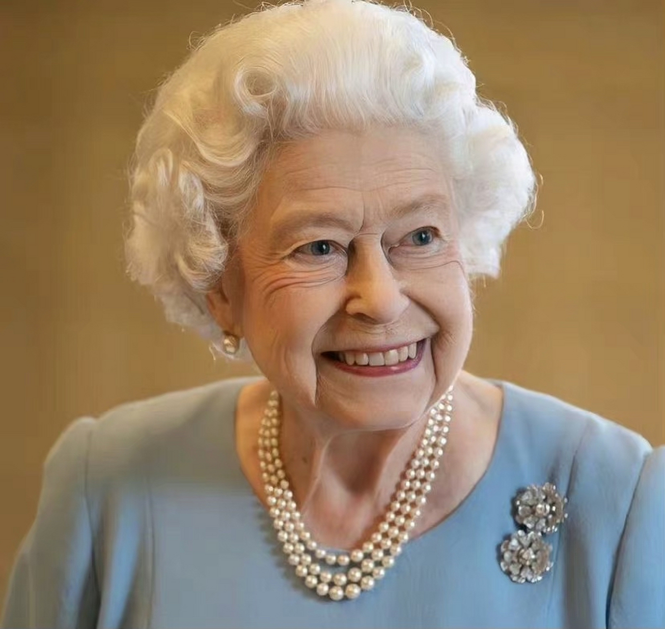 英女王伊丽莎白二世的身高算是比较娇小的,但是却一点儿也不影响她