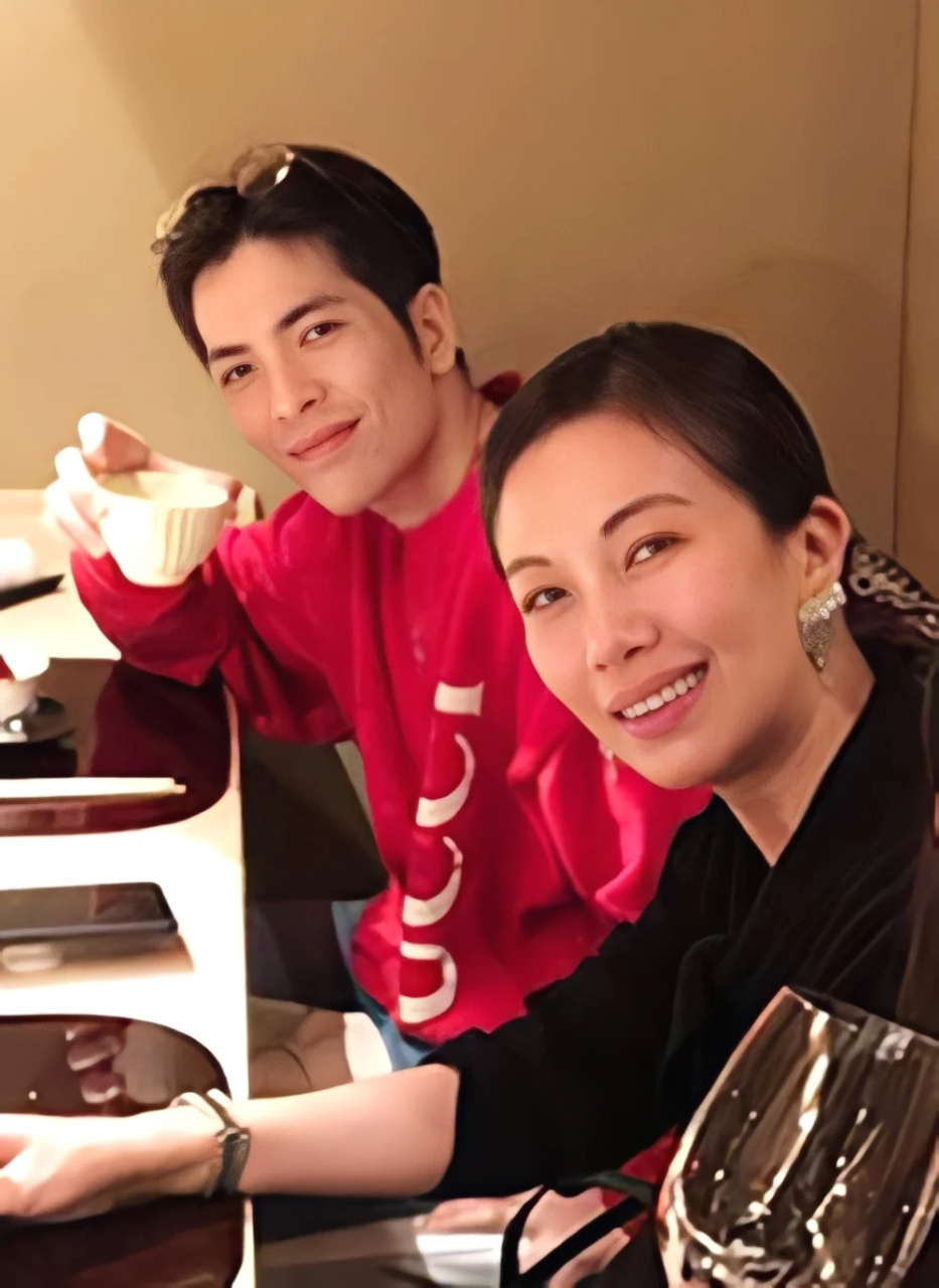 萧敬腾和林有慧的年龄差爱情引发热议  萧敬腾高调求婚林有慧,是近期