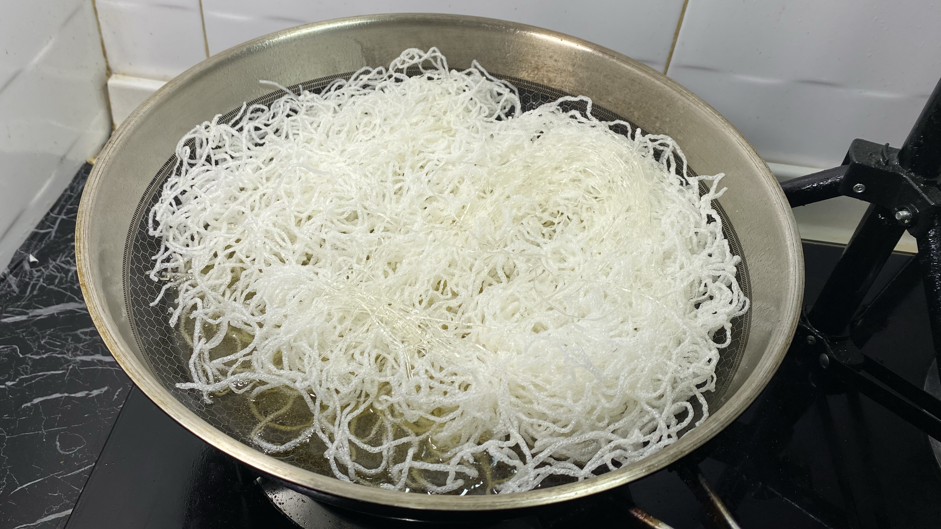 真没想到把粉丝放锅里一炸,出锅就变成一道风味美食,也太好吃了