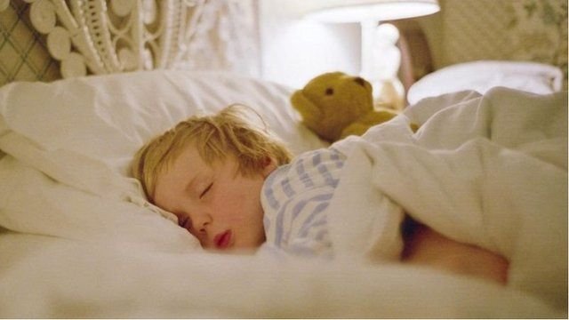 图像加注文字,喝杯热牛奶有利于睡眠吗?