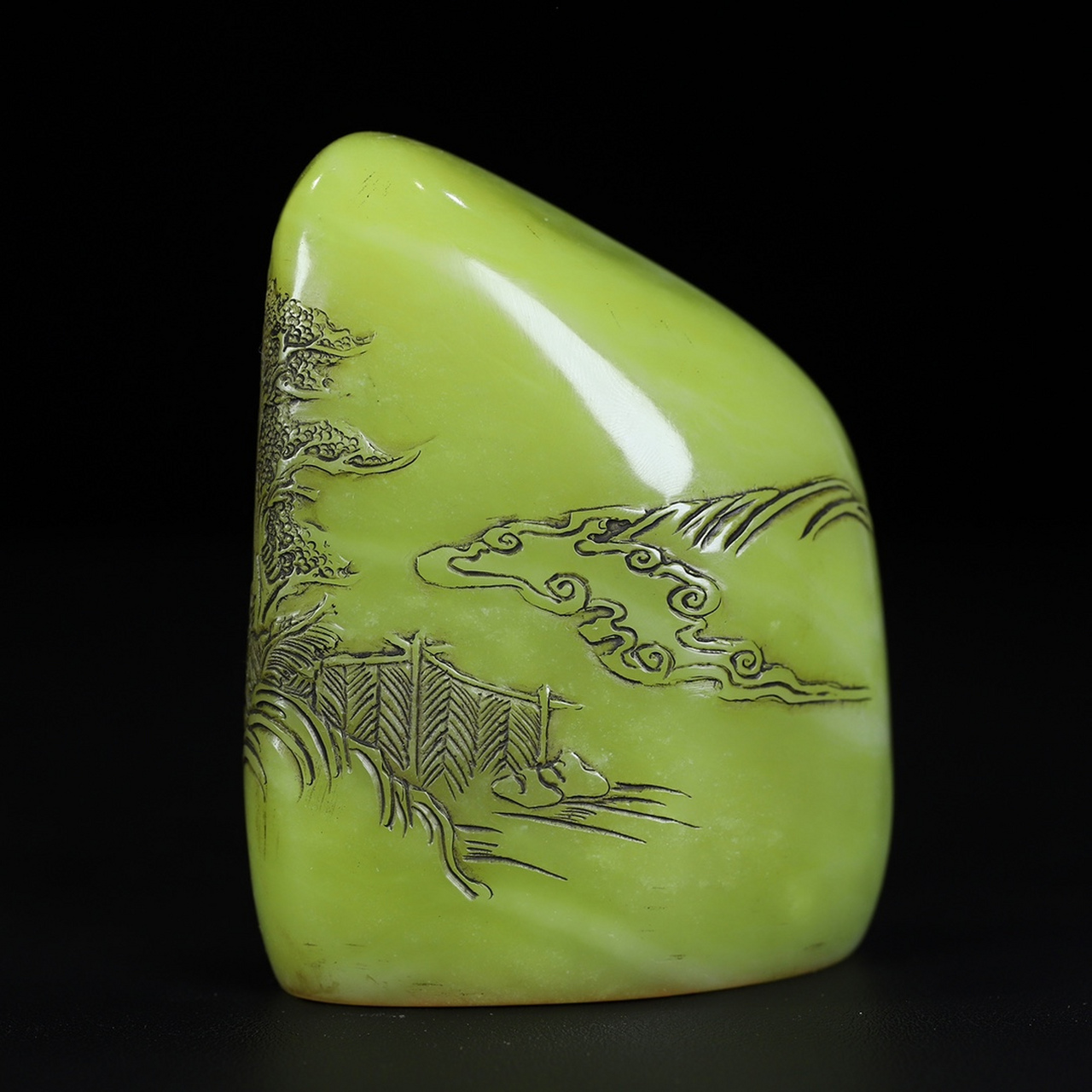 珍藏艾叶绿寿山石雕刻人物故事薄意印章,长7.5厘米宽3.2厘米高10.