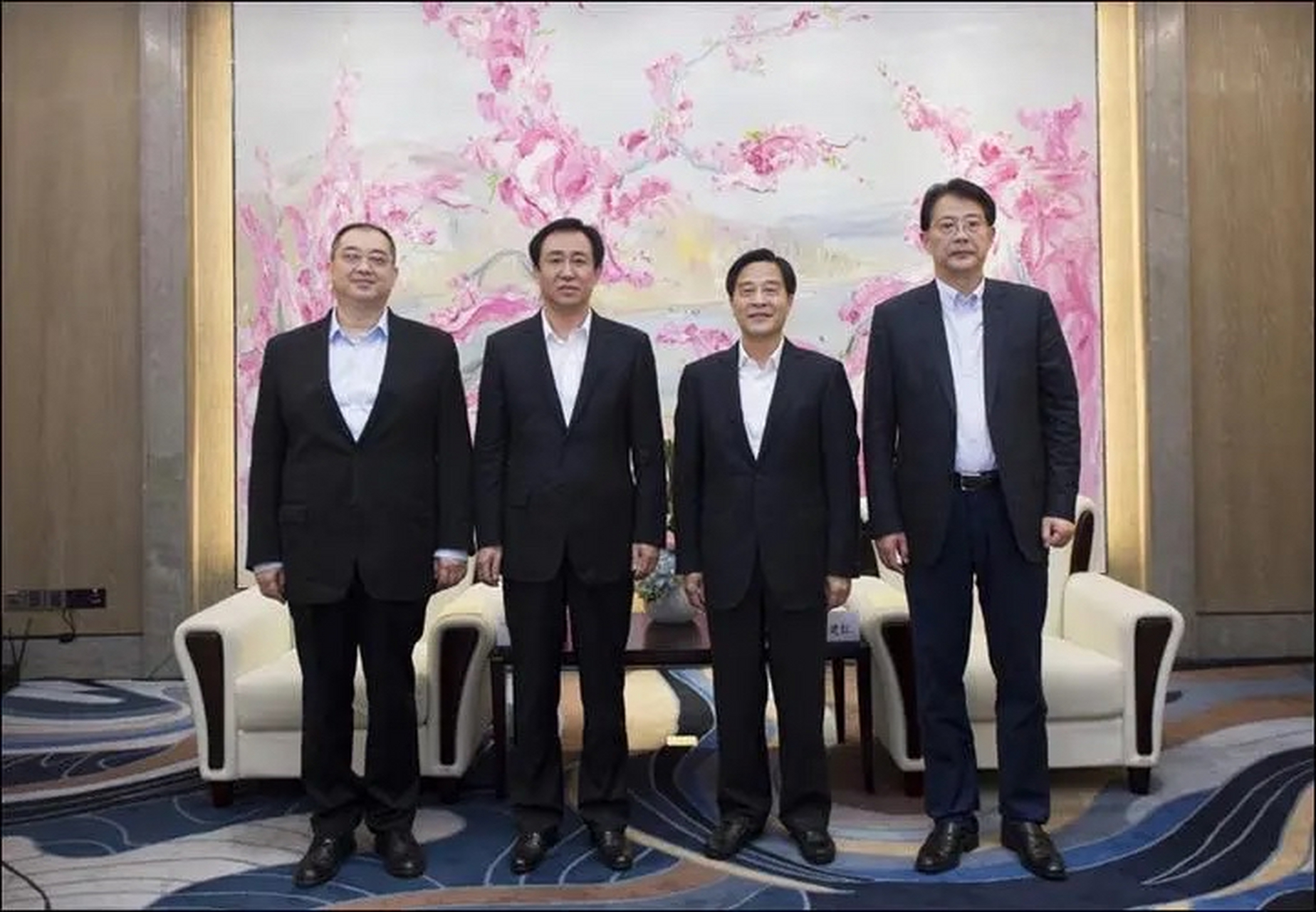 恒大的前任财务一把手叫潘大荣,年薪是 1993.