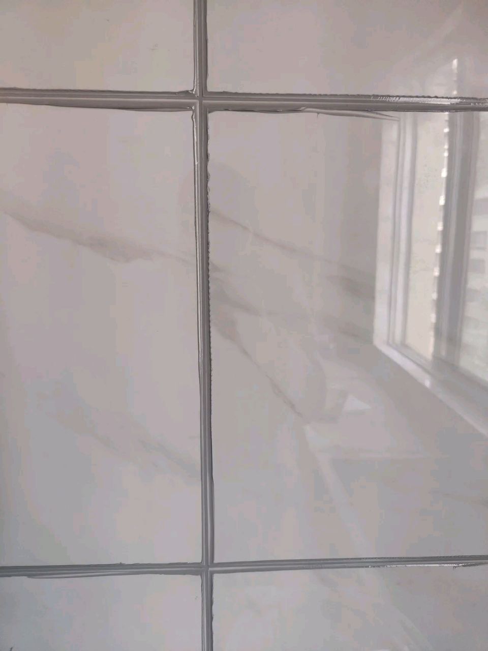 美缝结束啦,墙面贴的是白色砖,之前也看过瓷砖美缝同色的图,又怕时间