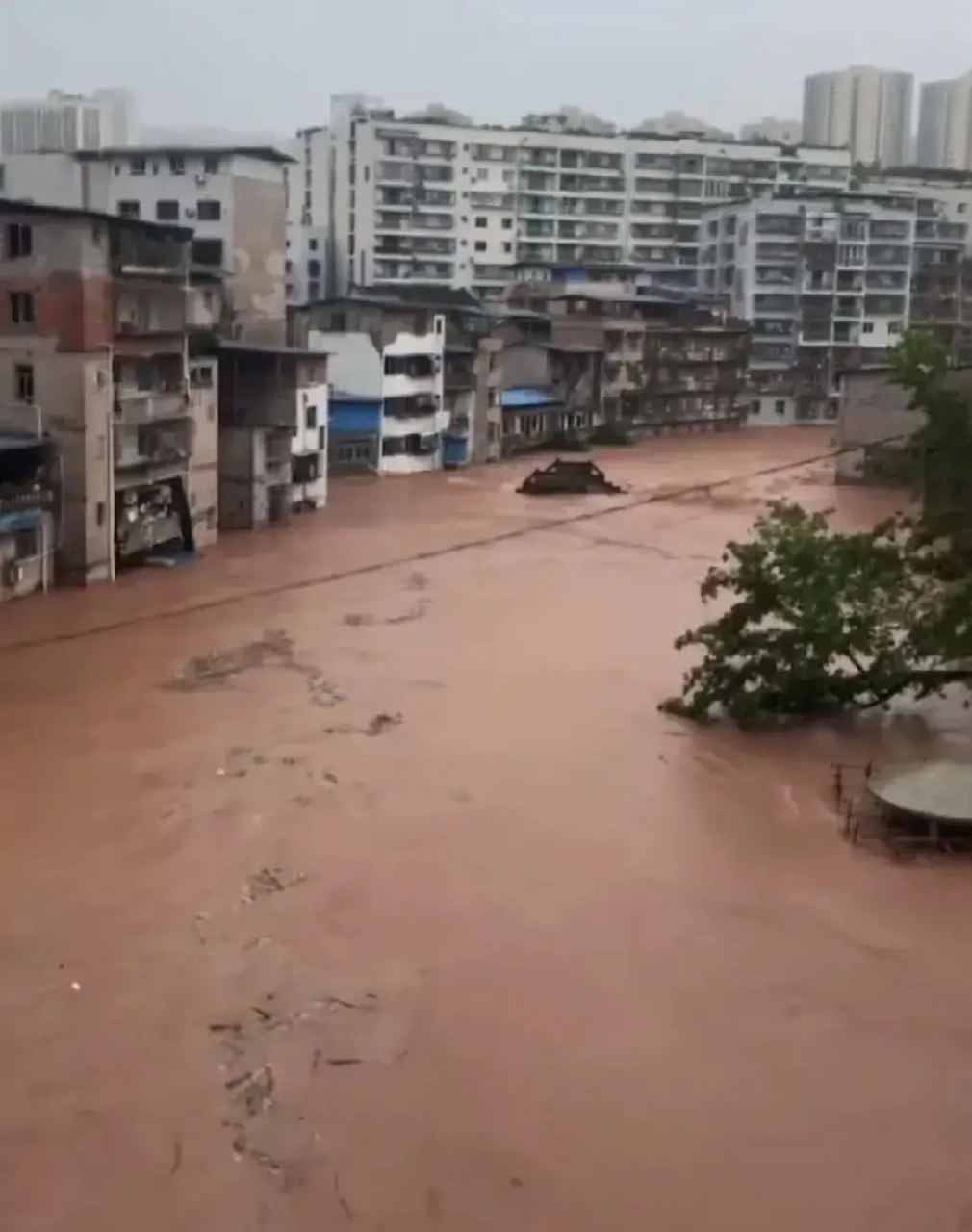 重庆万州洪涝灾害致15死4失踪#  7月4日,重庆万州遭遇特大暴雨匣鼢