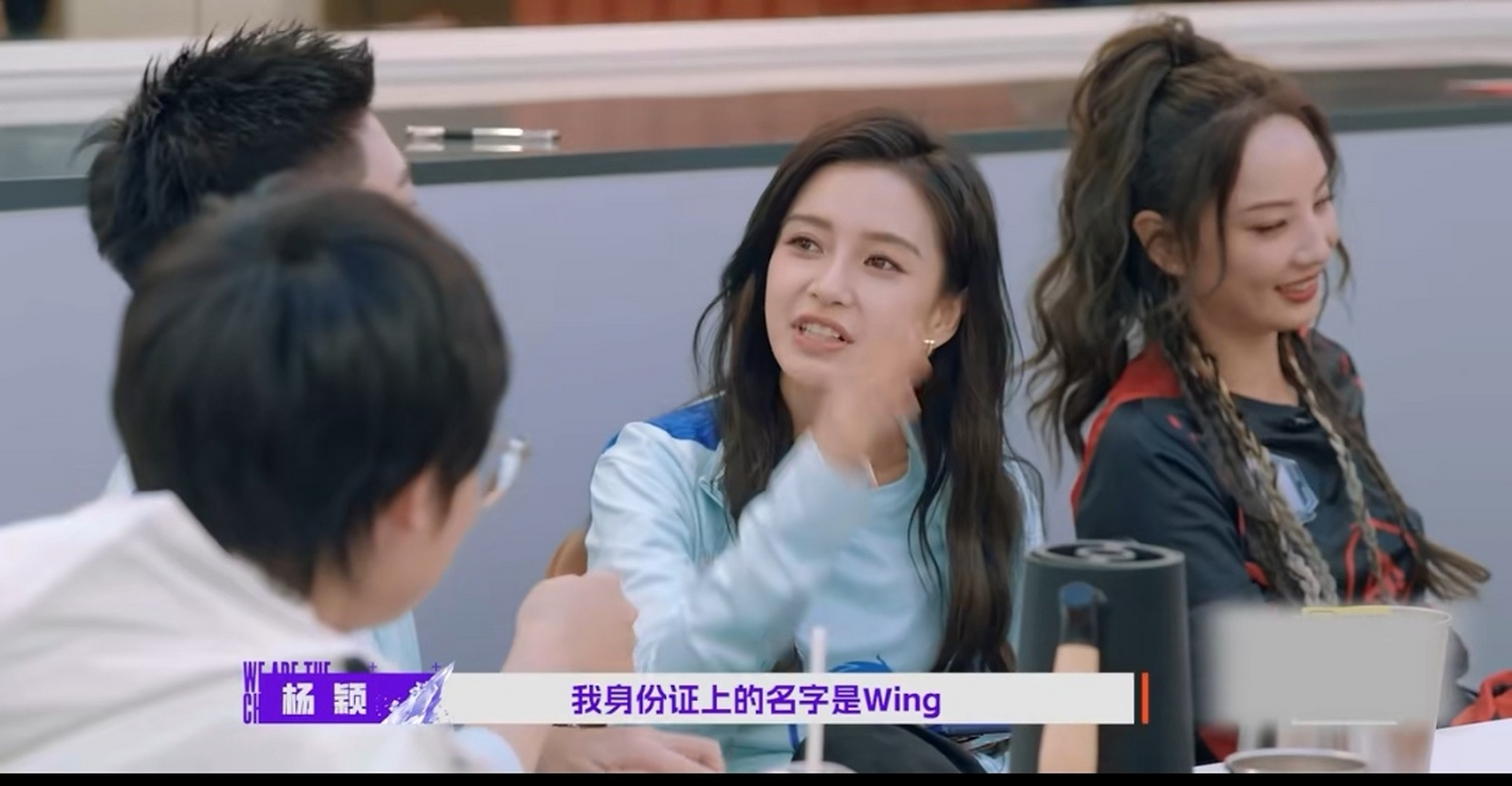 杨颖的身份证上面的名字是yeung wing,网友表示是粤语拼音,但是也很