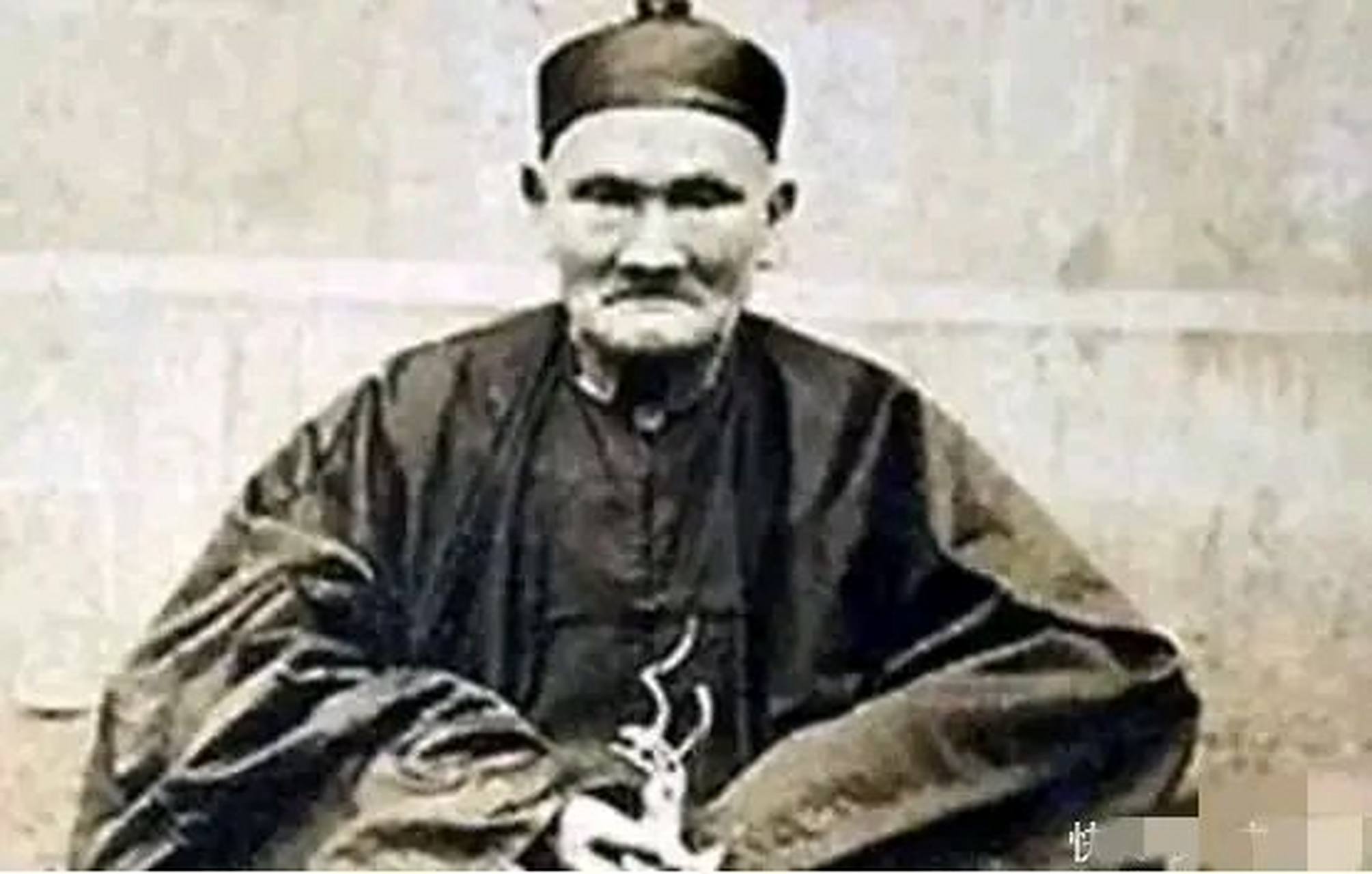 他一生娶了24个妻子,生了180个子女,他是清代传奇老人李庆远,出生于