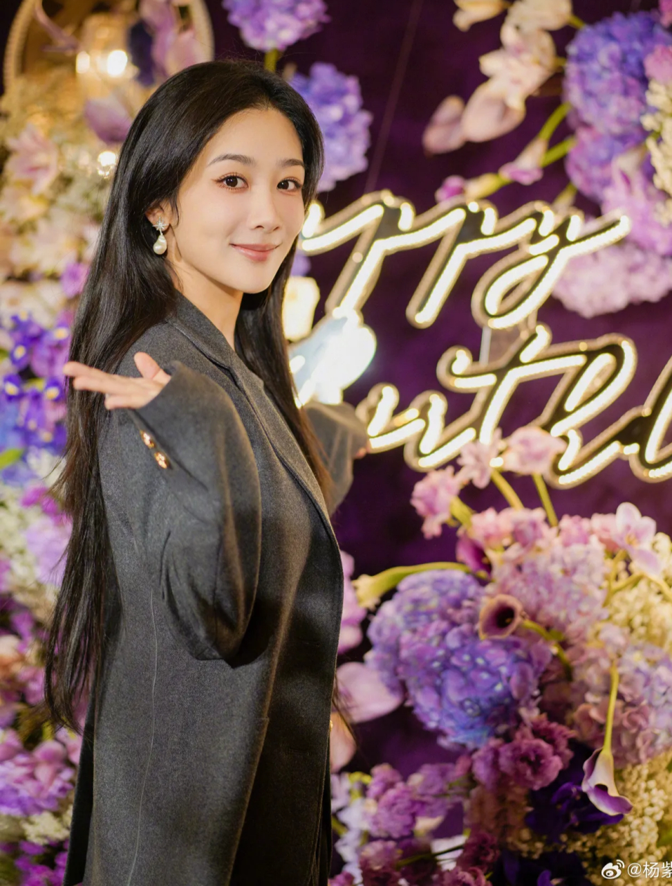 杨紫晒出自己31岁生日照,打扮得稳重成熟,一头长发及腰,脸蛋瘦了不少