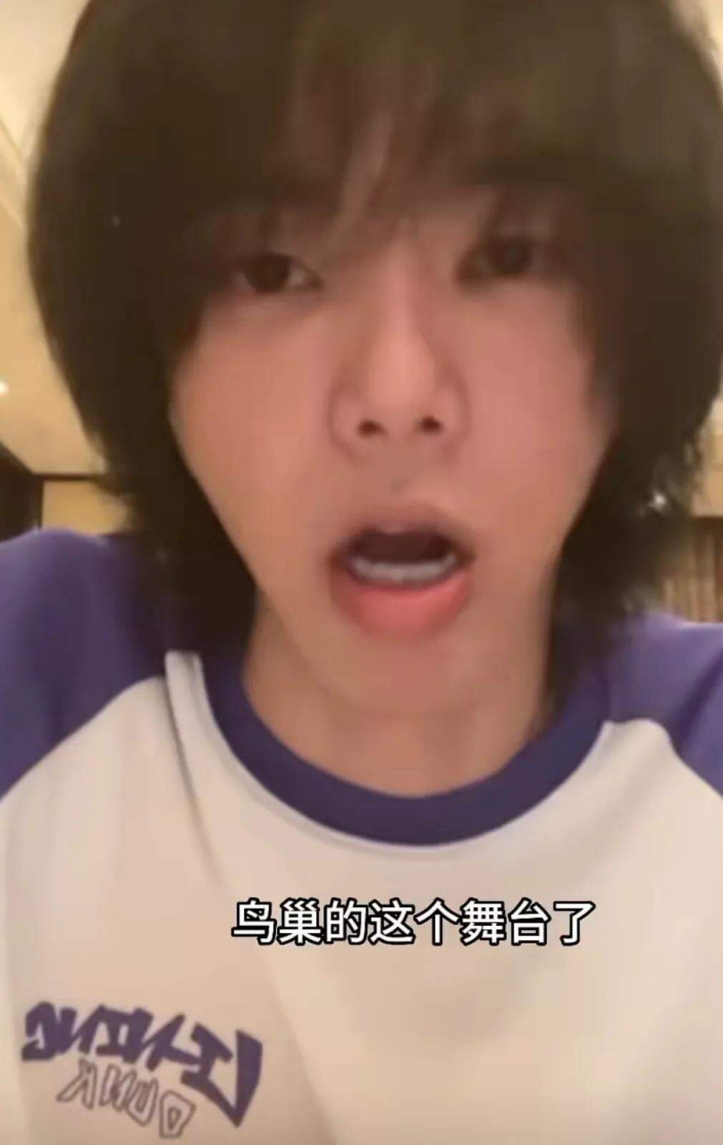 华晨宇最新近况视频曝光,镜头里的他穿着一件简单的t恤,留着凌乱的