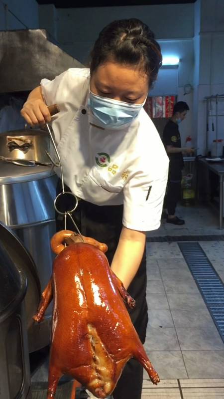 深井烧鹅出炉安徽小姐姐独立完成全部流程