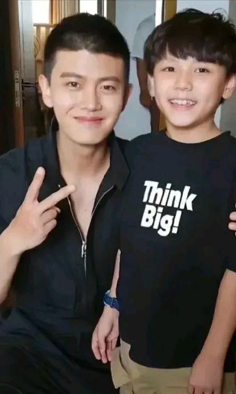 不得不说,任嘉伦就寸头的样子是真好看呀!