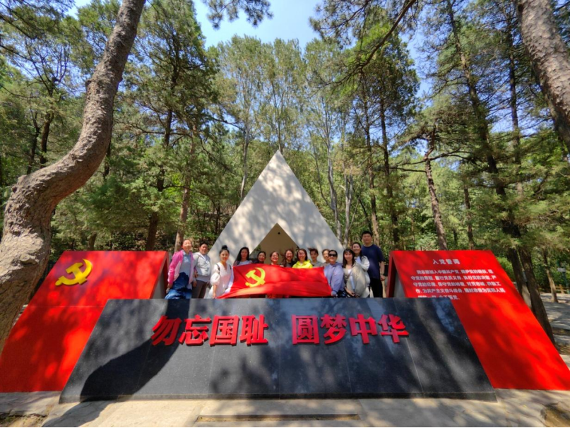 机关二党支部组织参观"一二·九"运动纪念亭