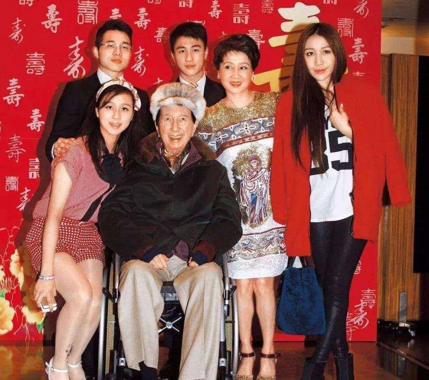 梁安琪和孩子们合照,三子两女,其中一个孩子何猷邦养在国外一直没有
