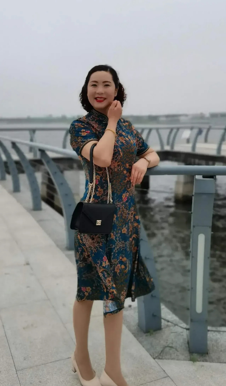 大姐60岁了,发的旗袍照片,第一眼看上去真年轻,真优雅,这身材更是凹凸