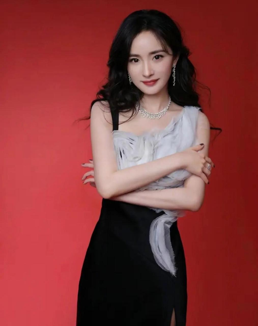 杨幂这身高开叉长裙,真是太漂亮了,性感十足,杨幂好身材显露无遗.