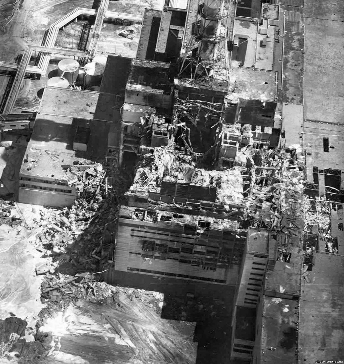 切尔诺贝利四号反应堆爆炸现场航拍和覆盖石棺建设施工镜头.