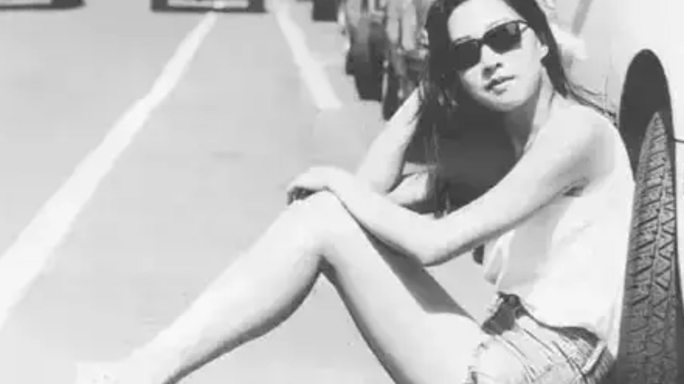 她叫王志慧,后来改名叫王小屯,她拥有让人过目难忘的美腿,她用她的