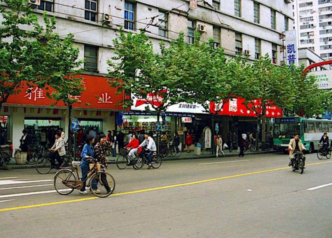 上海"老照片"又火了,20年前街头景象流出!看下变化大不大