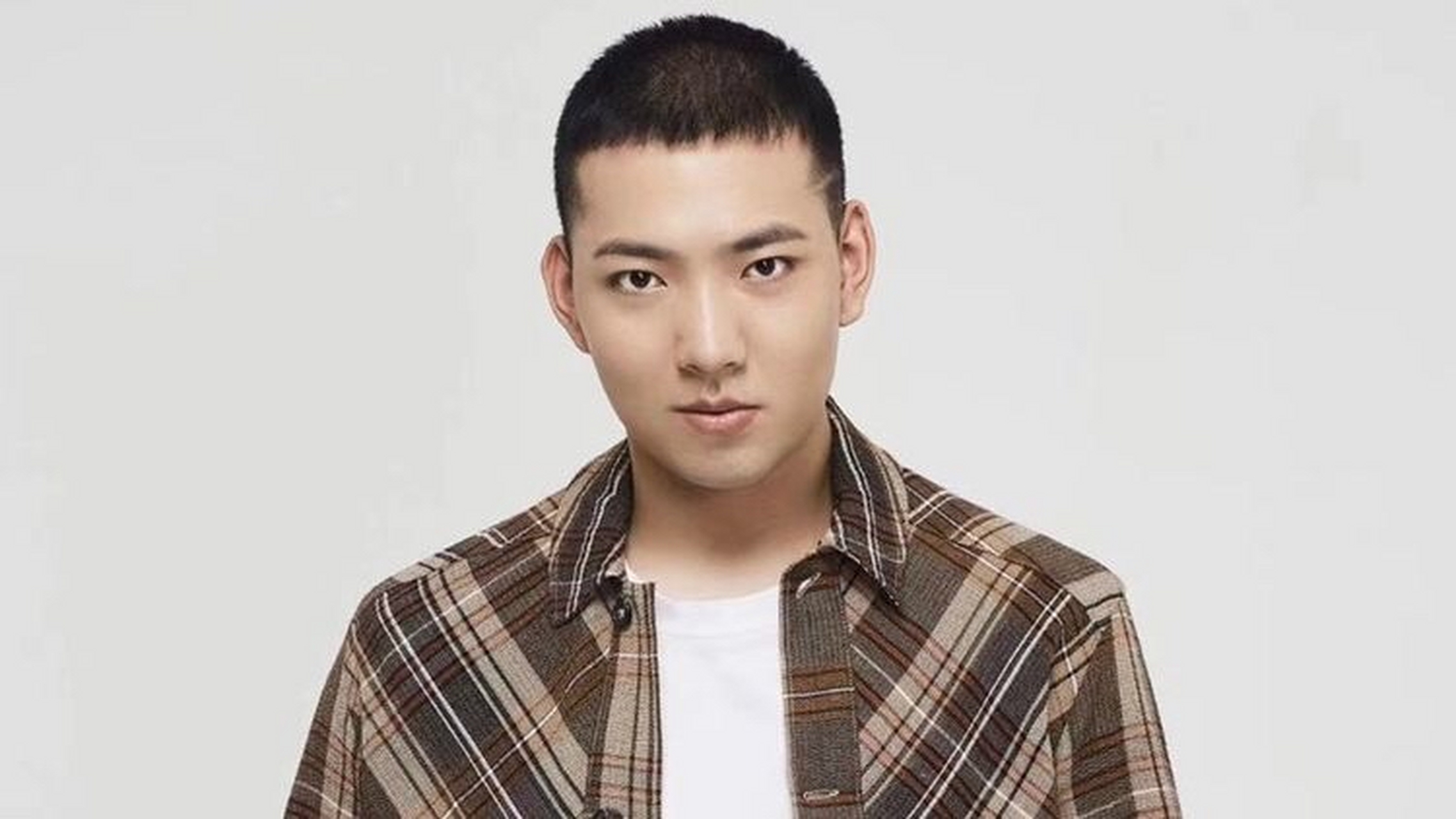 说起歌手#海伦# 大家可能比较陌生,但是一提起他的音乐作品,大家可能