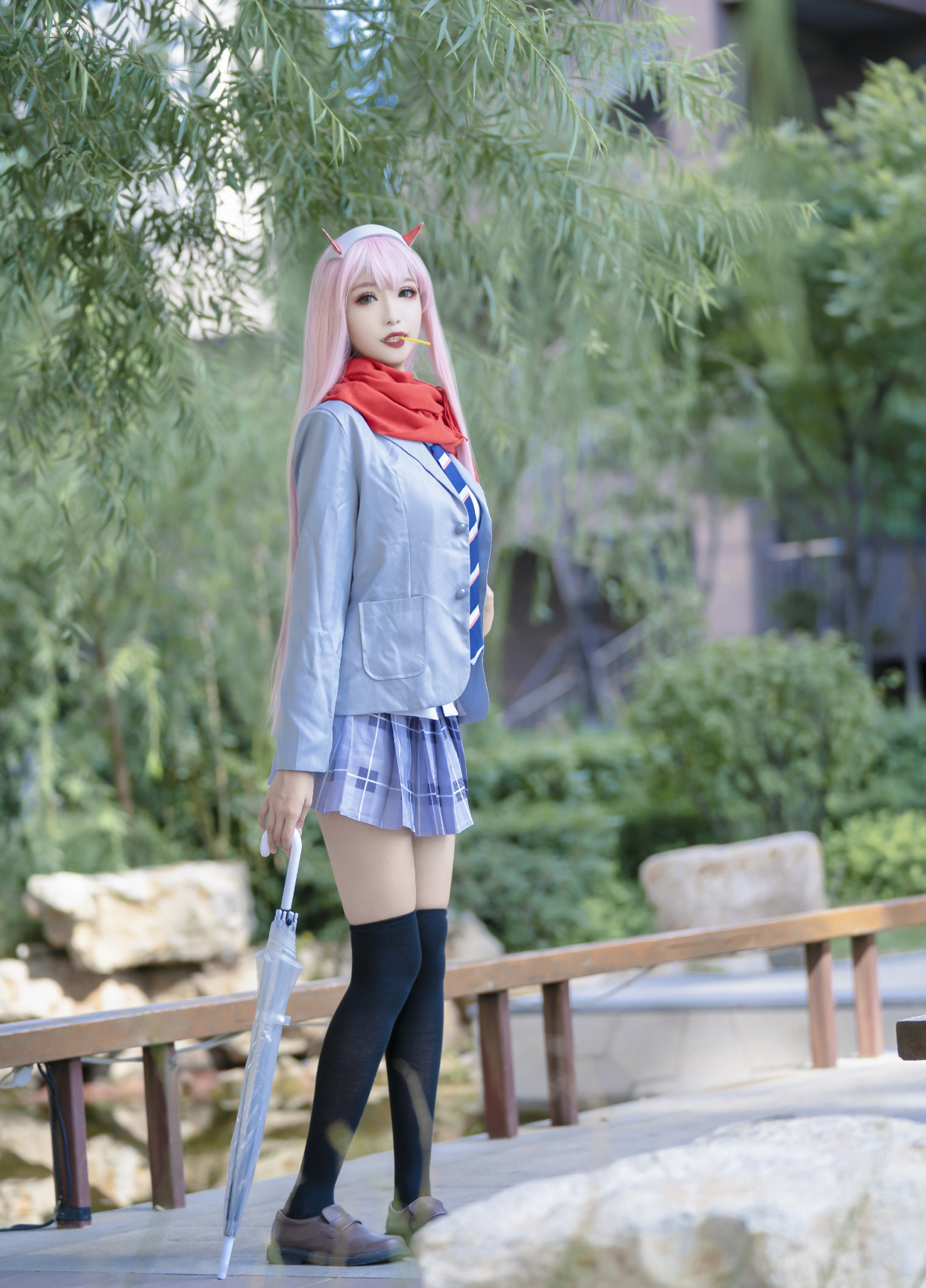 cosplay:这位02的腿也太圆且直了,感觉jk短裙和过膝黑袜要穿不下了.