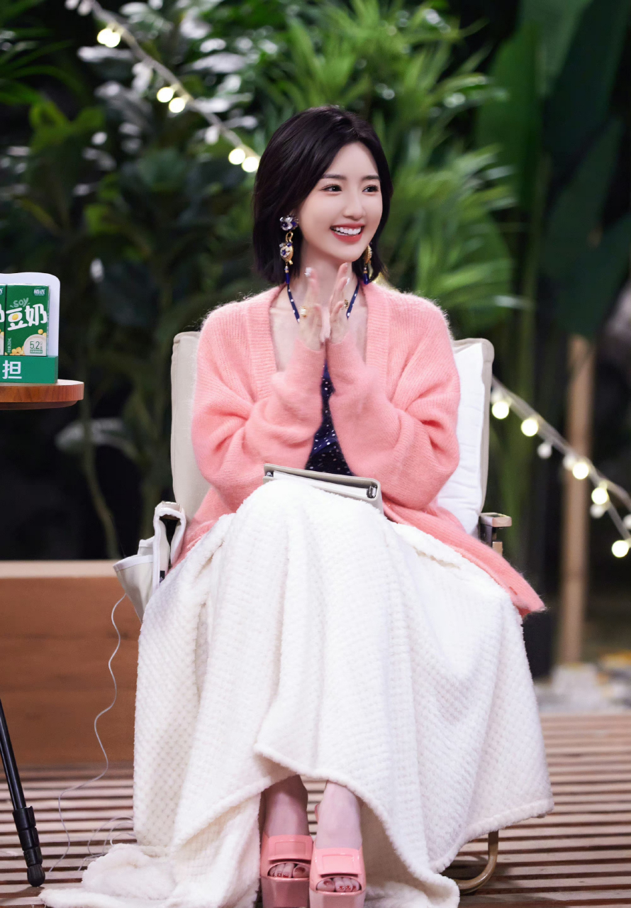 【毛晓彤】90:粉色厚底高跟凉鞋 67