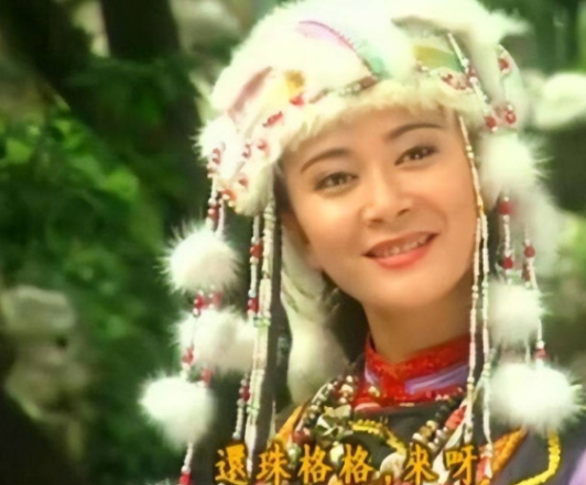 演员张恒晒出近照,身穿白色泳衣,坐海边炫白皙长腿