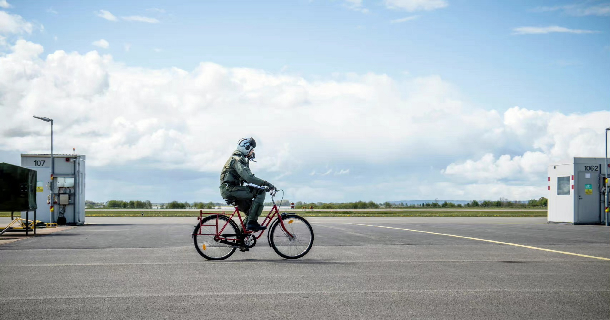 你指定想不到,北欧的瑞典,芬兰空军的飞行员都是穿着荷压服骑自行车