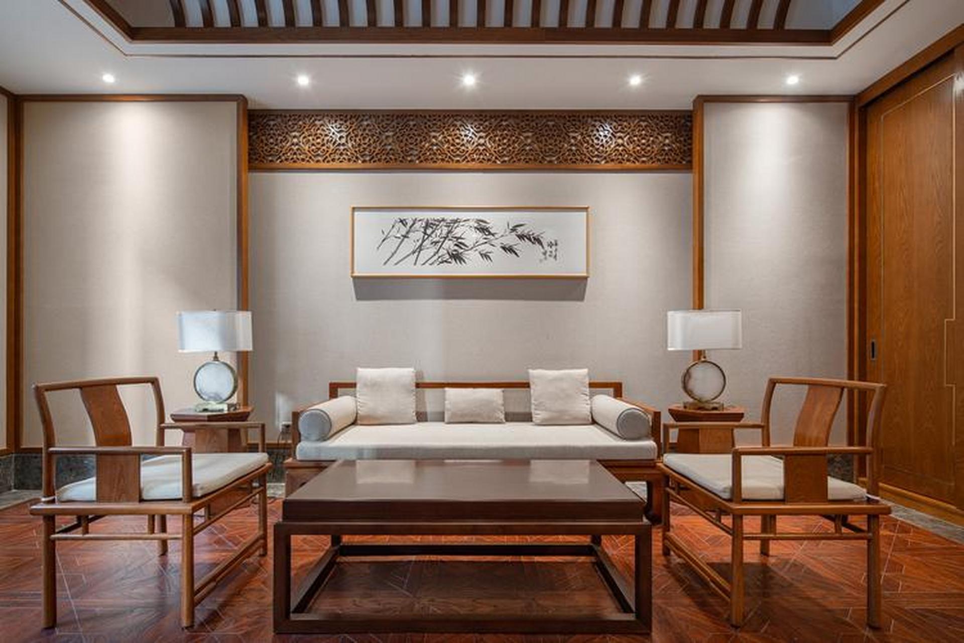 酒店位于白石山温泉度假区内华中假日温泉酒店与蓝鲸运动休闲中心之间