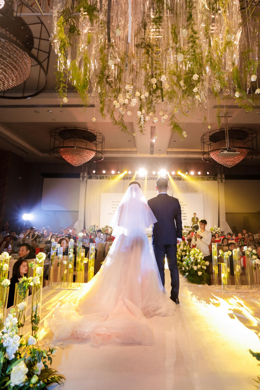 昨天去参加一场婚礼,爸爸挽着女儿的手,走到台上把女儿交给男孩的场景