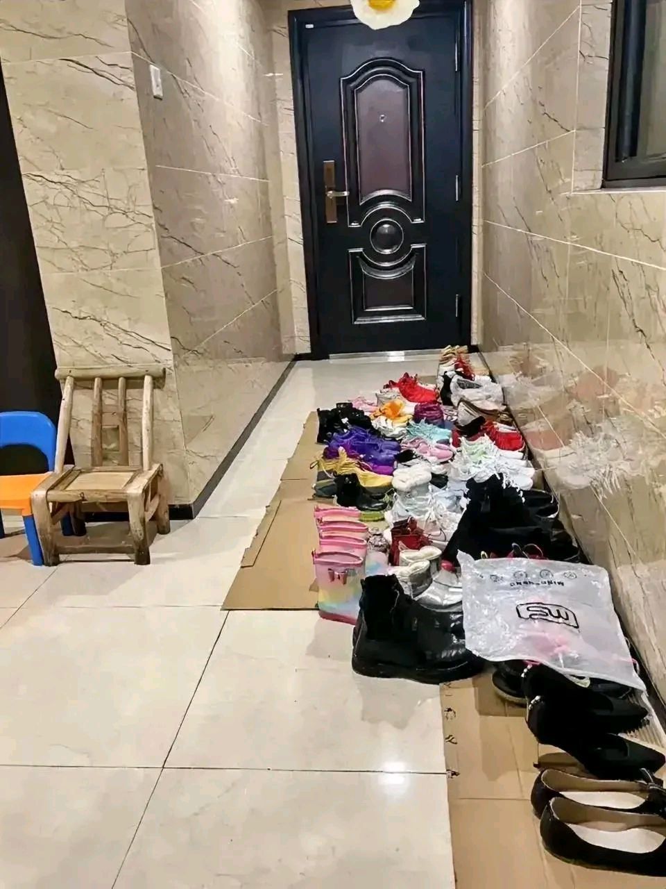 放假回老家,发现邻居家把鞋子都放在公共过道,当了路而且味道难闻.